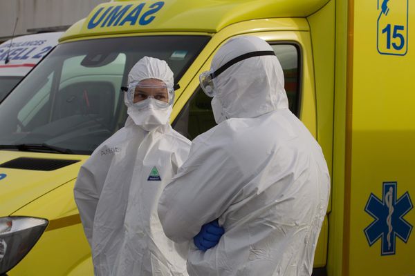 Les évacuations sanitaires des patients touchés par le coronavirus mobilisent notamment le SAMU, ici lors d'un transfert entre Avignon et la Bretagne