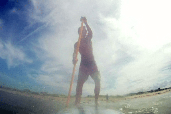 Debout sur une grande planche, le "stand up paddle" sur la Mer du Nord.