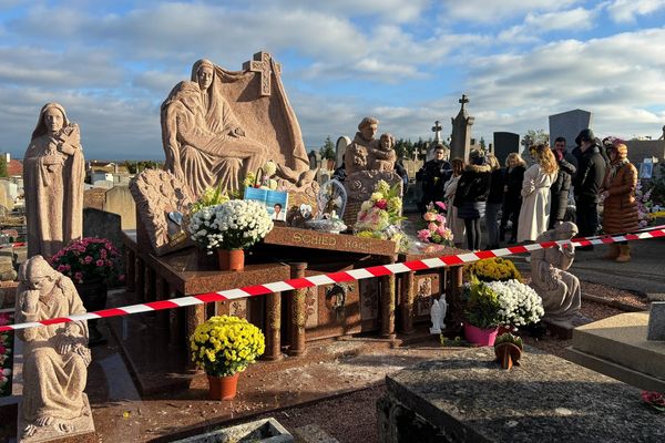 Deux tombes ont été profanées dans le cimetière de Renaison dans la Loire. Les morts ont été dépouillés de leurs bijoux.