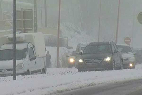 Cherbourg s'est trouvée bloquée ce lundi matin à cause de fortes averses de neige.