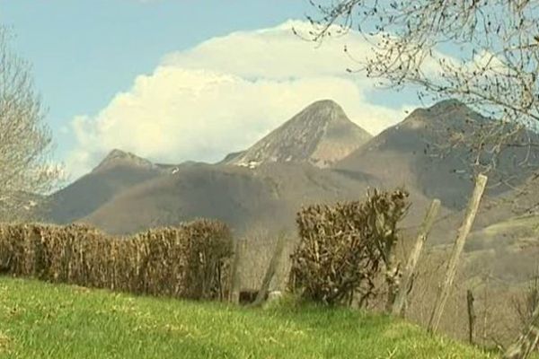 Vue depuis le gîte de Suzanne Manhès, dans le Cantal. Elle n'est pas belle la vie ?