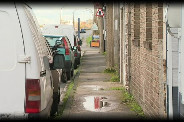 Le soir du 4 novembre 2017, à Cappelle-la-Grande une jeune femme accouche en cachette chez ses parents puis jette le nouveau-né par la fenêtre.