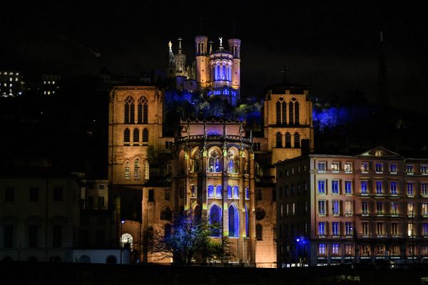 Illumination de la colline de Fourvière dans le cadre de la Fête des Lumières.