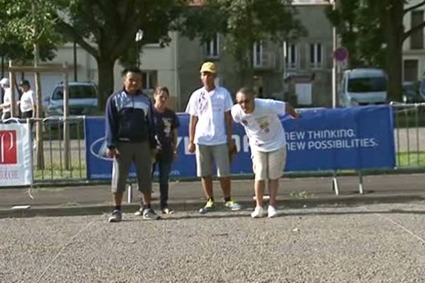 Plusieurs milliers de pétanqueurs vont en découdre durant 4 jours, place des Bughes à Clermont-Ferrand, à l'occasion du 2ème Mondial des Volcans de pétanque. Certains d'entre eux sont venus de très loin comme cette équipe de Thaïlande qui dispute son premier gros tournoi.