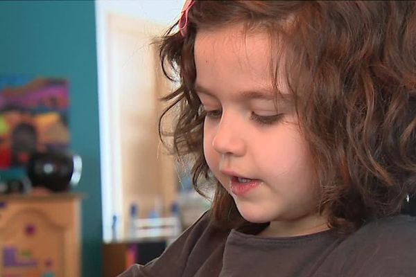 Lilly Rose a quatre ans. Elle a été diagnostiquée autiste tout récemment. 