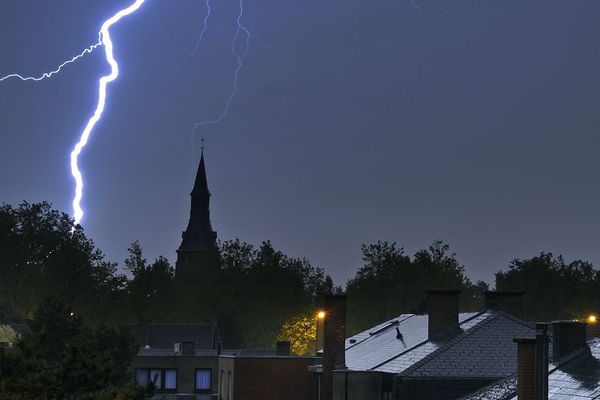 Dans la nuit du 7 au 8 octobre 2024, la foudre est tombée sur le clocher de l'église de Saint-Georges-de-Luzençon, dans l'Aveyron. "Comme une explosion à l'intérieur", raconte le maire de la commune.