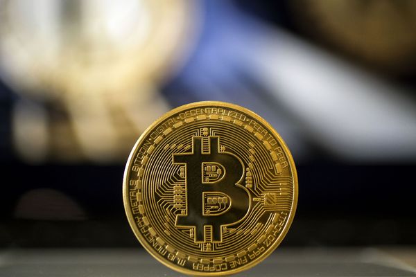 Le bitcoin, un cryptomonnaie dont le cours volatile attire les escrocs.