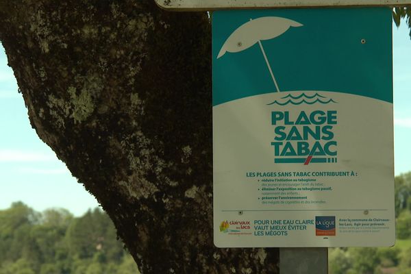 La plage de Clairvaux-les lacs est la première "plage sans tabac" du Jura.