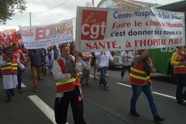 300 hospitaliers ont défilé dans les rues de Saint-Brieuc pour réclamer plus de moyens humains