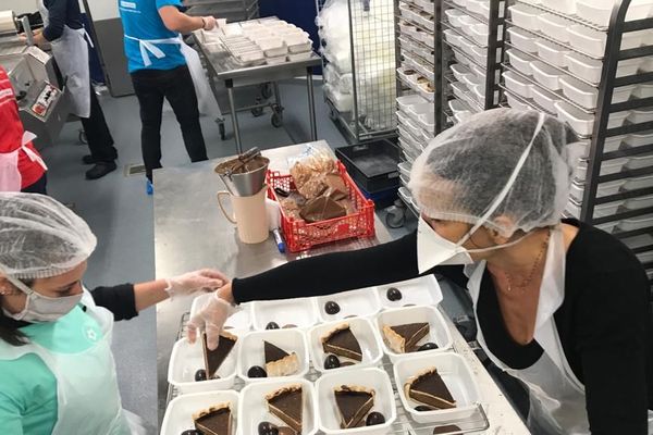 En temps normal, les cuisines centrales de Béziers produisent 5000 repas jour. Là ce sont des chefs  qui les investissent tous les après-midi pour mitonner des repas pour les soignants de Béziers chaque jour.  