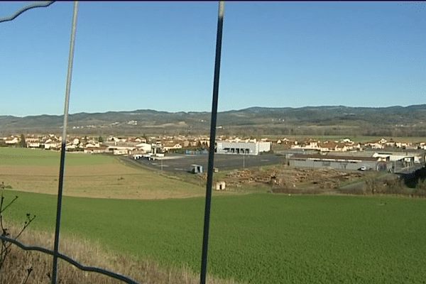 A Cohade, c'est sur ce parking autrefois dédié à un transporteur que devrait prendre place en milieu d'année prochaine une centrale à béton.