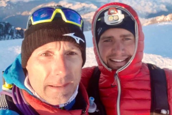 Les deux athlètes au sommet du Mont-Blanc... heureux