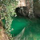 De l'eau aux reflets verts est visible dans le cours d'eau à proximité de la rue Isenbart, ce jeudi 14 mars, à Besançon.