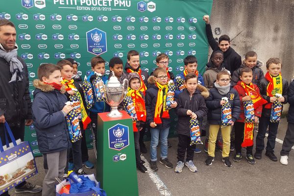 Les U11 de l'AS Vitré ont posé avec la Coupe de France.