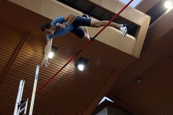 Renaud Lavillenie a remporté le concours de saut à la perche lors de la manche monégasque de la Ligue de diamant, le 17 juillet 2015, au stade Louis II, avec un saut à 5,92 mètres.
