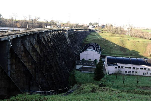 La destruction du barrage de Vezins (Manche) va commencer fin mai 2019. Cette destruction fait polémique. 9 janvier 2012.