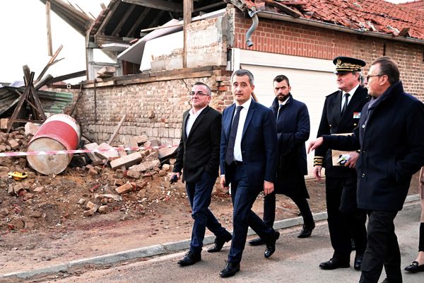 Le ministre de l'Intérieur Gérald Darmanin s'est dit prêt à mobiliser "l'argent qu'il faudra" pour venir en aide aux sinistrés des communes
touchées il y a deux semaines par des tornades dans les Hauts-de-France, où des dizaines de maisons doivent être reconstruites.