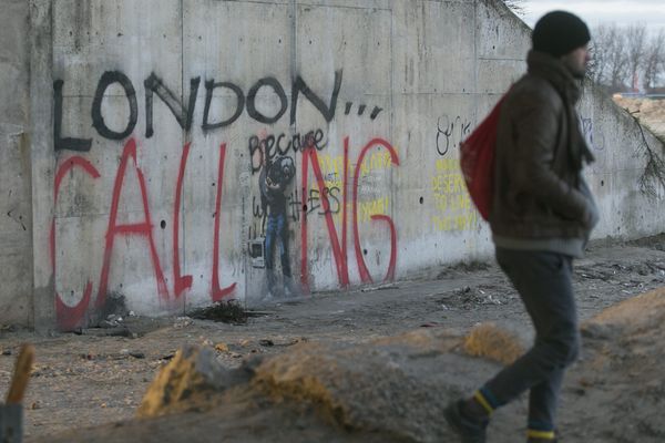 Graffitis dans la zone de la jungle de calais au moment de son évacuation le 29 février 2016