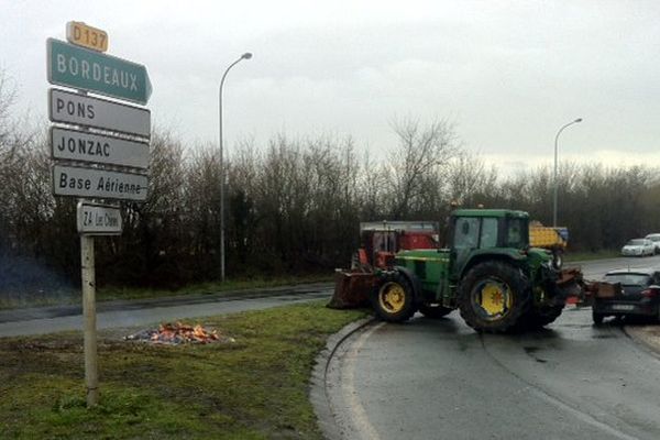 Les accès de Saintes bloqués depuis ce matin par des véhicules agricoles.