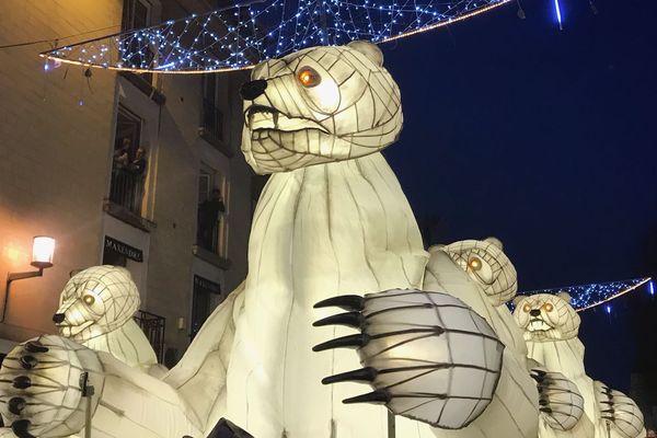 Les ours enchantés de la compagnie Remue-ménage défilent dans les rues de Caen. 