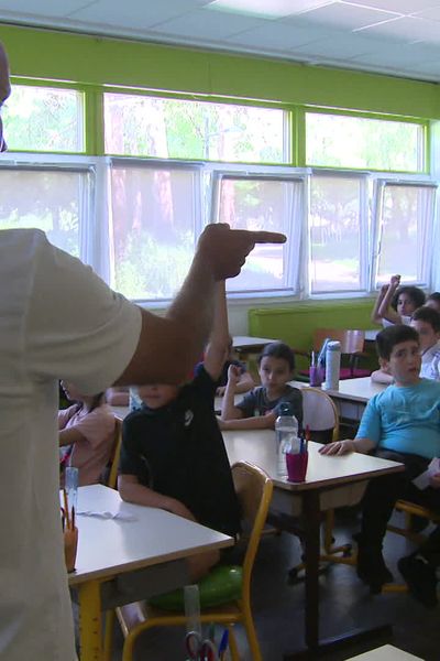 Yassine Zouaoui, porteur de la flamme olympique intervient dans des écoles.