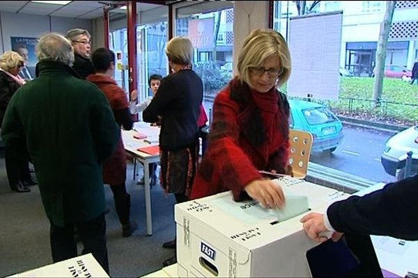 Vote dans une permanence de l'UMP à Rennes