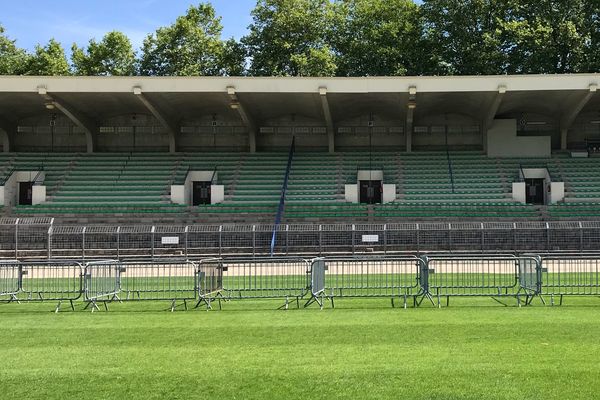 Les premières barrières de la fan-zone du stade d'honneur de Beaublanc ont été installées.