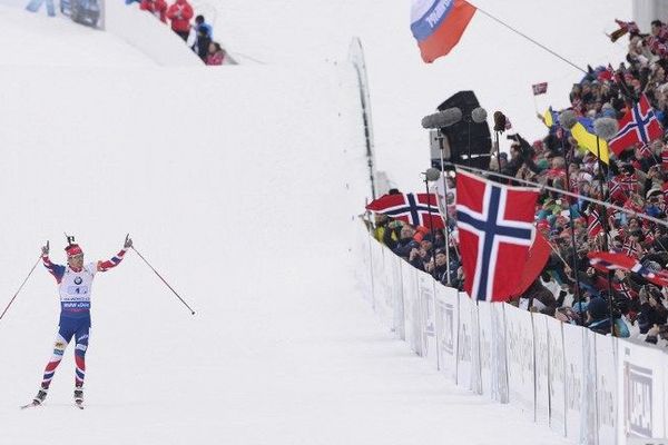 Emil Hegle Svendsen célèbre sa victoire et celle de son équipe devant son public : la Norvège est devenue championne du monde du relais messieurs de biathlon, à Oslo.