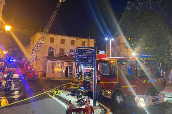 Un violent feu d'habitation s'est déclaré vers 20h jeudi 24 juin dans la commune de Murviel lès Béziers, dans l'Hérault. 