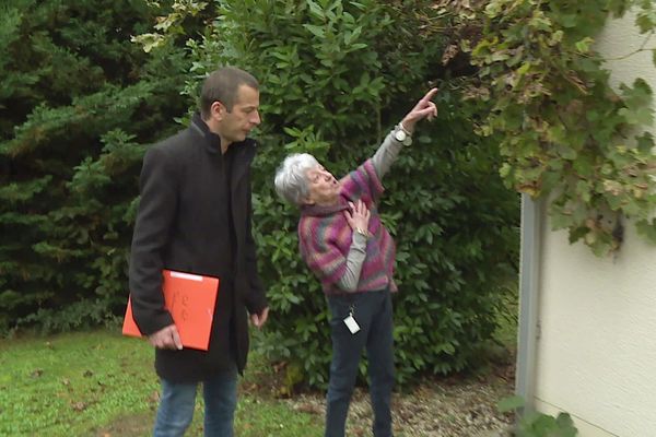 Andrée Gonçalves, habitante de La Chapelle-Gonaguet, montre les fissures de sa maison au maire de la commune