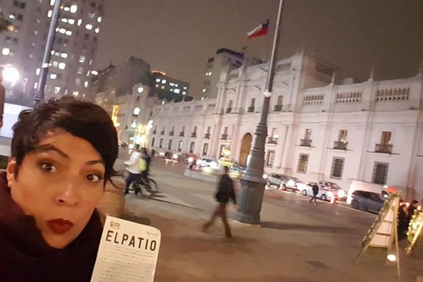 La réalisatrice Elvira Diaz devant le palais présidentiel de la Moneda, à Santiago du Chili, avant la projection de son documentaire "El Patio" en 2018