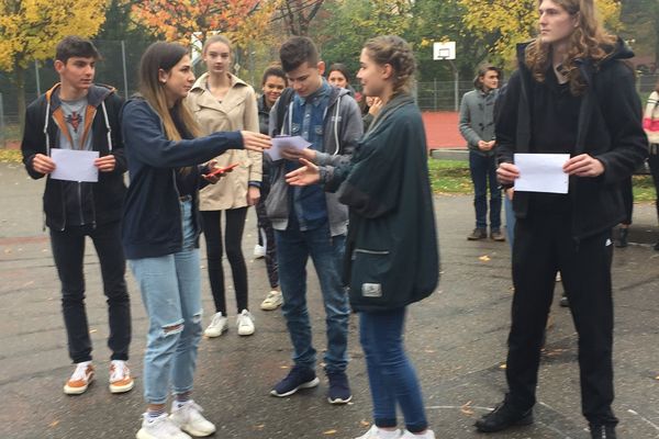 Les lycéens en répétition à Fribourg : ils rejouent des grandes rencontres franco-allemandes.