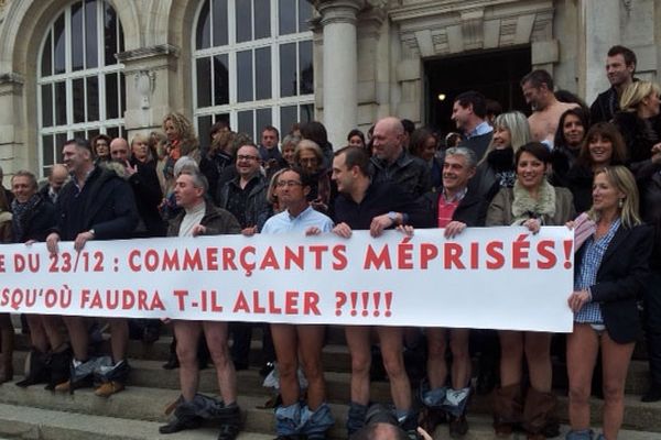 Des commerçants de Limoges ont posé en partie dénudés devant la mairie