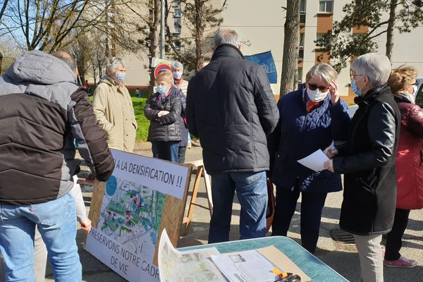 Une soixantaine d'habitants du quartier de Maurepas s'est mobilisée pour protester contre la construction de six nouveaux immeubles