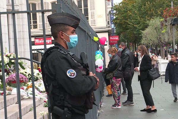 Un policier monte la garde devant la basilique Notre-Dame, à Nice.