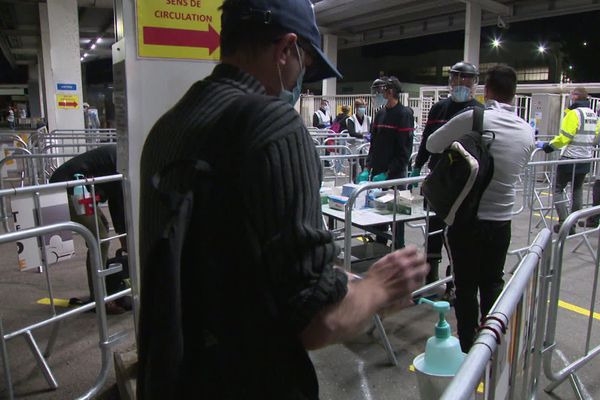 Mesures sanitaires anti-Covid à l'entrée de l'usine Renault de Sandouville le 22 mai 2020. Prise de température, gel hydro-alcoolique et port du masque.