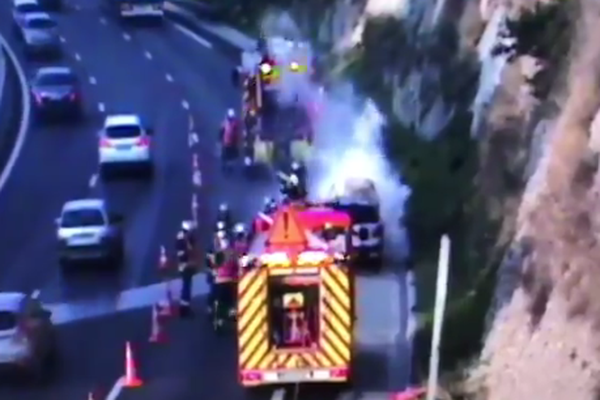 Dans les Alpes-Maritimes, après Saint Isidore sur l'autoroute A8 direction Italie un véhicule léger est en feu. 