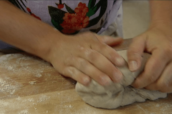 La pâte pétrie par un paysan boulanger