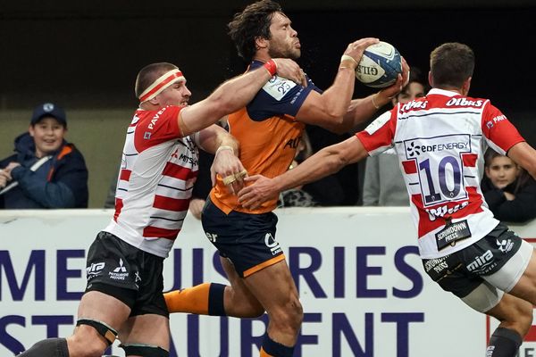 Le centre sud-africain de Montpellier, Jan Serfontein attaqué par Lloyd Evans et le sud-africain de Gloucester Jaco Kriel (à gauche) lors de la rencontre au GGL Stadium à Montpellier