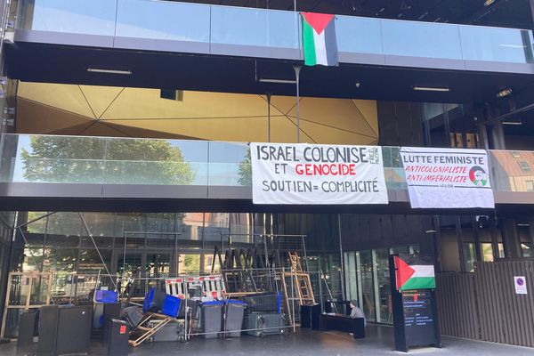 Les étudiants propalestiniens de Sciences Po Strasbourg ont bloqué les locaux de leur école ce 30 avril dès 6h le matin.