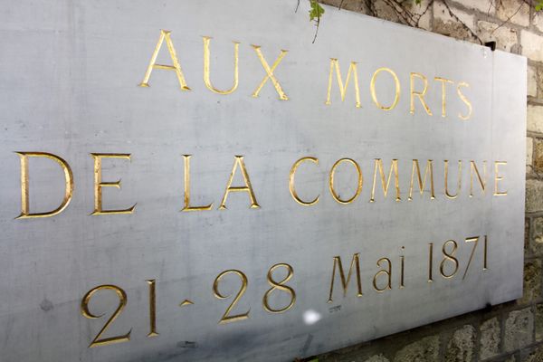 Plaque en hommage aux victimes de la Semaine Sanglante au mur des Fédérés du cimetière du Père Lachaise à Paris