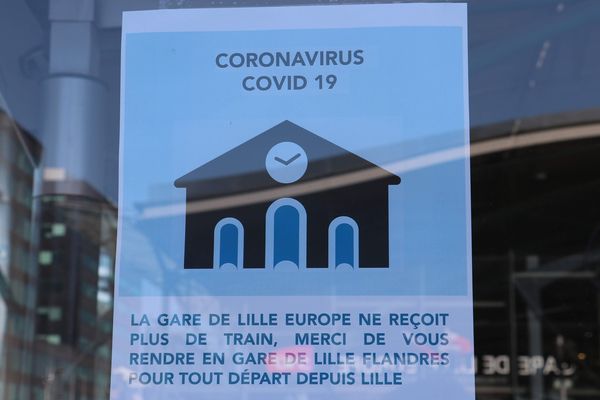 Une affichette sur les vitres de la gare Lille-Europe