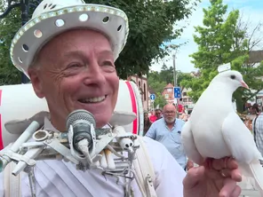 Originaire de Niederbronn-les-Bains (Bas-Rhin), l'homme-orchestre Rémy Bricka a reçu la médaille de citoyen d’honneur de sa commune natale.