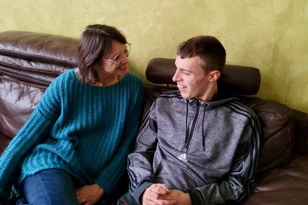 Audrey Reibel et son fils Quentin, 23 ans, autiste non verbal.