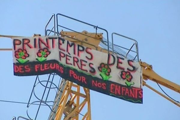 Dans la nuit du 20 au 21 mars, des banderoles et des fleurs ont poussé sur une grue du chantier du Musée Crozatier au Puy-en-Velay.