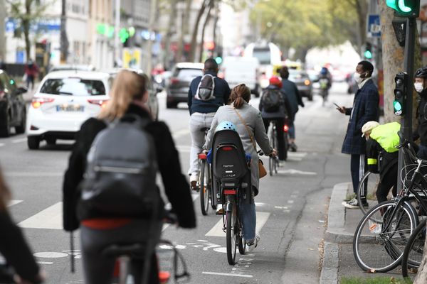 Des cyclistes dans les rues de Lyon, en 2020. Les tensions entre les usagers de la route sont nombreuses.