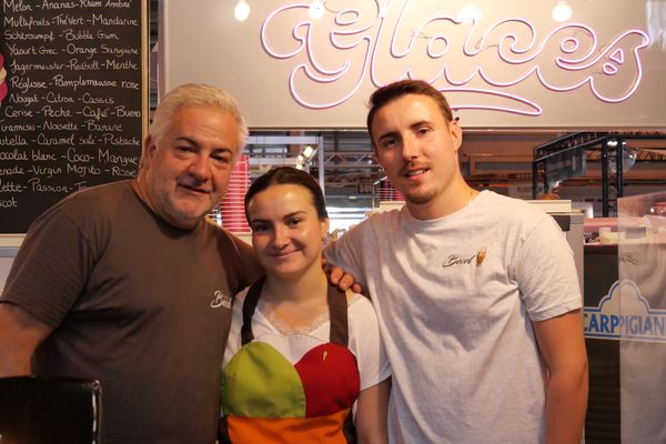 Benoît Dubé (à gauche) et ses deux enfants, Victor et Charlotte.