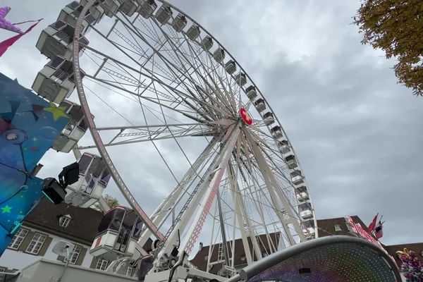 La grande roue de la foire d'automne de Bâle (Suisse), culmine à 60 mètres de hauteur.