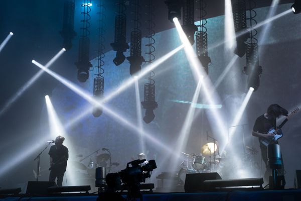 Thom Yorke et Jonny Greenwood de Radiohead sur la "Pyramid Stage" de Glastonbury