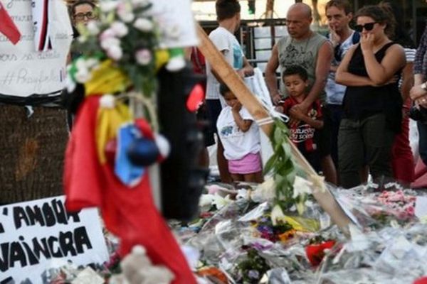 Dimanche, de nombreux hommages ont été rendus sur la Promenade des Anglais